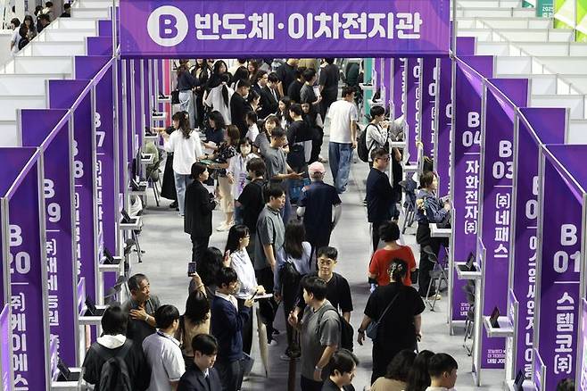 [청주=뉴시스] 지;난 25일 충북 청주시 서원구 사직동 올림픽국민생활관에서 열린 '2025 충북도 취업박람회'에서 구직자들이 부스를 둘러보고 있다.(사진=충북도 제공) 2025.09.25. photo@newsis.com *재판매 및 DB 금지