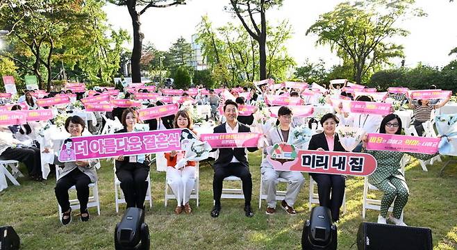 [서울=뉴시스]  오세훈 서울시장이 25일(목) 남산 한남 웨딩가든에서 열린 '더 아름다운 결혼식 칸타빌레' 참석자들과 기념사진을 촬영하고 있다. 2025.09.26. (사진=서울시 제공) *재판매 및 DB 금지