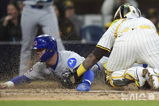 [샌디에이고=AP/뉴시스]메이저리그(MLB) 시카고 컵스의 니코 호너가 15일(현지 시간) 미국 캘리포니아주 샌디에이고의 펫코파크에서 열린 2025 MLB 샌디에이고 파드리스와의 경기에 6번 타자 2루수로 선발 출전해 6회말 태그아웃당하고 있다. 2025.09.26.