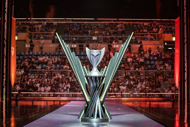 [서울=뉴시스] 리그 오브 레전드 e스포츠 한국 프로 리그를 주최하는 리그 오브 레전드 챔피언스 코리아(LCK) 우승 트로피 (사진=라이엇 게임즈 제공) *재판매 및 DB 금지