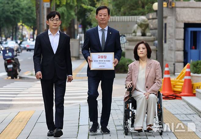 [서울=뉴시스] 권창회 기자 = 박충권(왼쪽부터) 국민의힘 원내부대표, 최은석 원내수석대변인, 최보윤 수석대변인이 26일 오후 서울 종로구 서울경찰청에서 더불어민주당 추미애 법사위원장을 직권남용으로 고발하고 있다. 2025.09.26. kch0523@newsis.com
