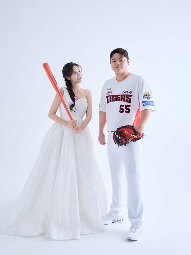[서울=뉴시스] 야구선수 한준수와 전직 치어리더 김이서의 웨딩 사진. (사진=한준수 인스타그램 캡쳐) *재판매 및 DB 금지