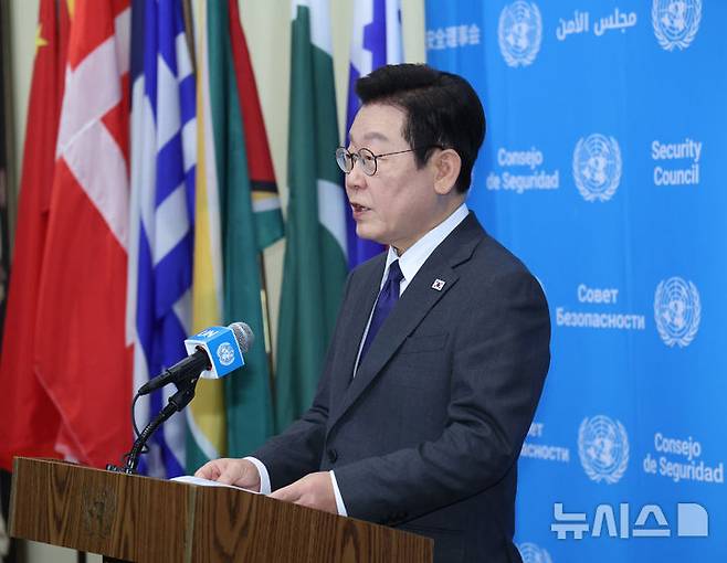 [뉴욕=뉴시스] 최동준 기자 = 이재명 대통령이 24일(현지시간) 미국 뉴욕 유엔본부에서 안전보장이사회 의장 자격으로 공개 토의에 앞서 약식 브리핑을 하고 있다. 2025.09.25. photocdj@newsis.com