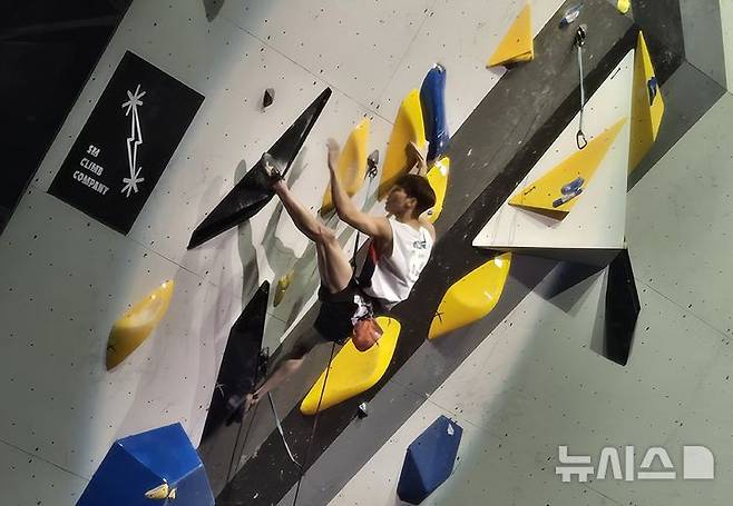 [서울=뉴시스] 하근수 기자= 2025 국제스포츠클라이밍연맹(IFSC)서울 스포츠클라이밍 세계선수권대회 남자부 리드에서 금메달을 수확한 이도현. 2025.09.26. hatriker22@newsis.com