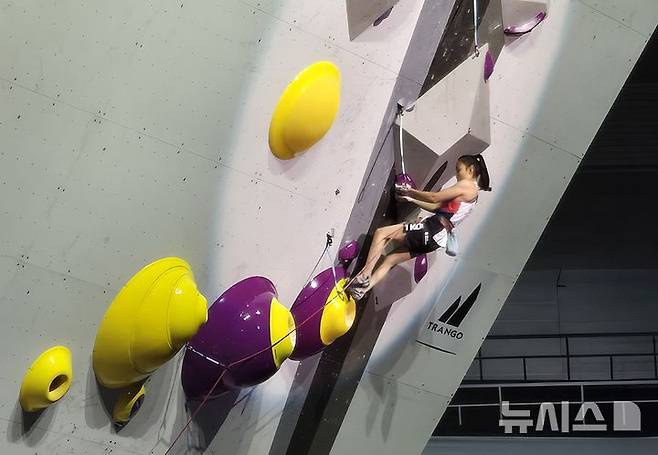[서울=뉴시스] 하근수 기자= 2025 국제스포츠클라이밍연맹(IFSC) 서울 스포츠클라이밍세계선수권대회 여자부 리드에서 동메달을 수확한 서채현. 2025.09.26. hatriker22@newsis.com