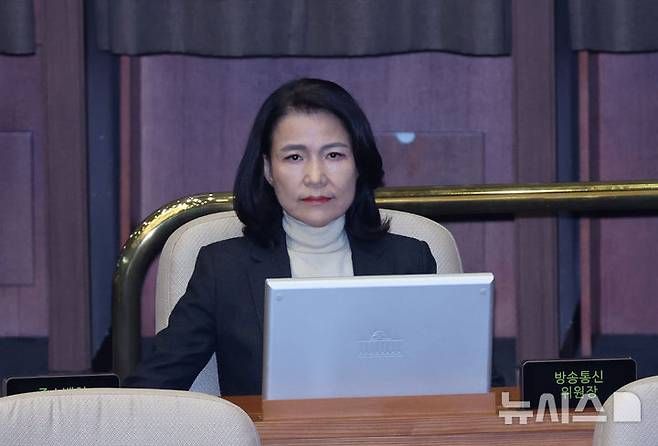 [서울=뉴시스] 김금보 기자 = 이진숙 방송통신위원회 위원장이 26일 오후 서울 여의도 국회에서 열린 본회의에서 방송미디어통신위원회의 설치 및 운영에 관한 법률안(대안)에 대한 무제한토론을 듣고 있다. 2025.09.26. kgb@newsis.com