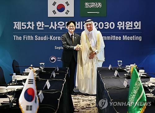 기념 촬영하는 김정관 장관과 사우디아라비아 투자부 장관 (서울=연합뉴스) 김정관 산업통상자원부 장관이 26일 서울 중구 롯데호텔에서 열린 제5차 한-사우디 비전 2030 위원회에서 칼리드 알팔레 사우디아라비아 투자부 장관과 기념 촬영하고 있다. 2025.9.26 [산업통상자원부 제공. 재판매 및 DB 금지] photo@yna.co.kr