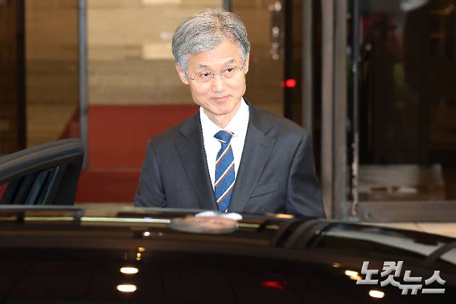 조희대 대법원장이 17일 오후 서울 서초구 대법원에서 퇴근하고 있다. 류영주 기자