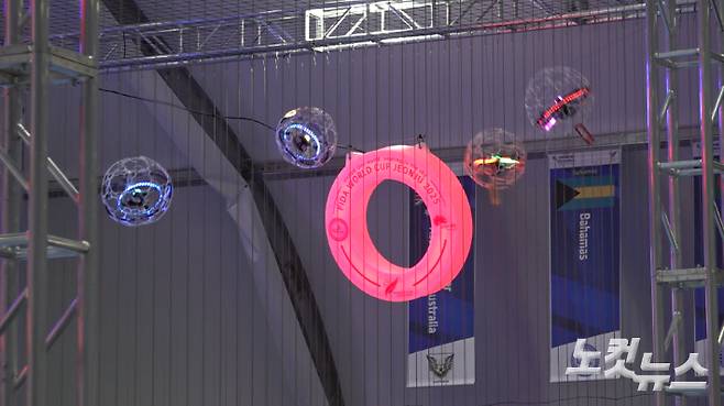 드론축구 시합 중인 경기장. 레드팀이 골문에 들어가 점수를 획득했다. 김현주 크리에이터