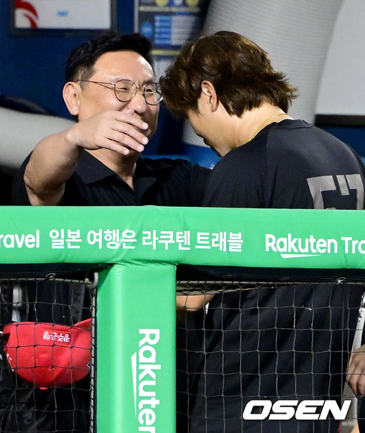 [OSEN=잠실, 최규한 기자] 프로야구 KIA 타이거즈가 LG 트윈스를 꺾고 위닝시리즈에 성공했다. KIA는 29일 서울 잠실구장에서 열린 2025 KBO리그 LG와 경기에서 11-2로 승리했다. 6회 6안타 6득점 빅이닝으로 승기를 잡았다. 톱타자 고종욱이 4타수 3안타 1타점 1득점으로 활약했다. KIA 선발 윤영철은 5이닝 동안 5피안타 1볼넷 4탈삼진 1실점으로 시즌 2승째를 기록했다.경기를 마치고 승리한 KIA 고종욱과 심재학 단장이 인사를 나누고 있다. 2025.06.29 / dreamer@osen.co.kr