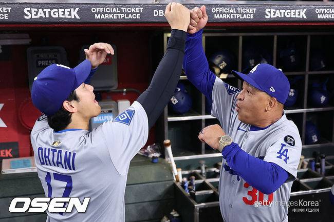 [사진] LA 다저스 오타니 쇼헤이(왼쪽)가 데이브 로버츠 감독과 경기 전 인사를 하고 있다. ⓒGettyimages(무단전재 및 재배포 금지)