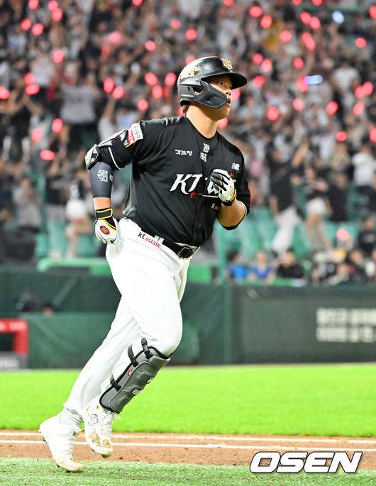 [OSEN=인천, 민경훈 기자] 25일 오후 인천 SSG랜더스필드에서 ‘2025 신한 SOL BANK KBO리그’ SSG 랜더스와 KT 위즈의 경기가 진행됐다.이날 경기에서 SSG은 문승원을, KT는 패트릭을 선발투수로 내세웠다.6회초 1사 KT 강백호가 우월 솔로 홈런을 때리며 달려 나오고 있다. 2025.09.25 / rumi@osen.co.kr