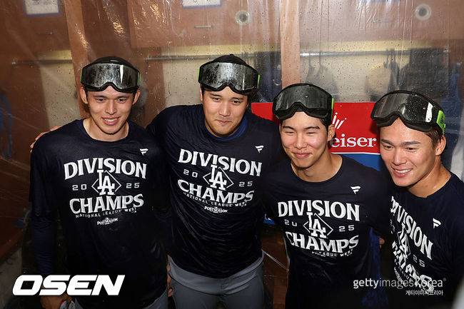 [사진] LA 다저스 김혜성(오른쪽에서 두 번째)이 사사키 로키, 오타니 쇼헤이, 야마모토 요시노부 등 일본인 선수들과 함께 지구 우승 기념 사진을 찍고 있다. ⓒGettyimages(무단전재 및 재배포 금지)