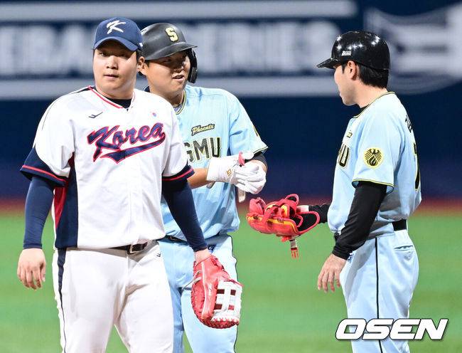 [OSEN=고척, 최규한 기자] 프리미어12를 준비하는 대한민국 야구 대표팀과 상무가 6일 오후 서울 고척스카이돔에서 연습경기를 가졌다.프리미어12는 세계야구소프트볼연맹(WBSC)에서 개최하는 야구 국제대회로 WBSC 랭킹 상위 12개국이 모여 치르는 대회다. 한국은 2015년 열린 초대 대회에서 우승을 차지했고 2019년 대회에서는 준우승을 달성했다. 이번 대회에서는 9년 만에 우승 탈환을 노린다. 1회초 2사 1, 3루 상황 상무 한동희가 1타점 적시타를 날리고 1루에 안착해 장갑을 벗고 있다. 2024.11.06 / dreamer@osen.co.kr