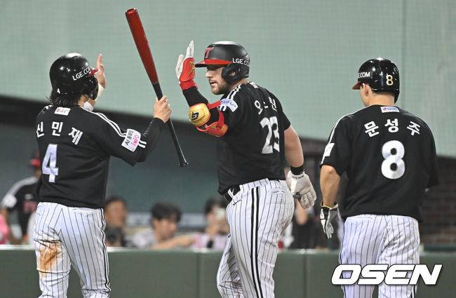[OSEN=울산, 이석우 기자] 25일 울산 문수야구장에서 2025 신한 SOL 뱅크 KBO 리그 롯데 자이언츠와 LG 트윈스의 경기가 열렸다. 홈팀 롯데는 감보아가, 방문팀 LG는 손주영이 선발로 나섰다.LG 트윈스 오스틴이 5회초 1사 1,3루 좌중월 3점 홈런을 치고 하이파이브를 하고 있다. 2025.09.25 / foto0307@osen.co.kr