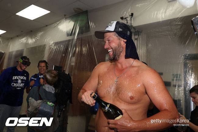 [사진] LA 다저스 클레이튼 커쇼가 지구 우승 확정 후 샴페인을 터뜨리며 기뻐하고 있다. ⓒGettyimages(무단전재 및 재배포 금지)