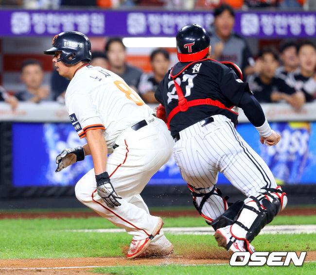 [OSEN=대전, 민경훈 기자] 26일 오후 대전 한화생명볼파크에서 2025 신한 SOL Bank KBO리그 한화 이글스와 LG 트윈스의 경기가 열렸다.한화는 류현진, LG는 치리노스를 선발 투수로 내세웠다.6회말 1사 주자 2,3루 한화&nbsp;하주석&nbsp;번트 때 런다운에 걸렸던 3루 주자&nbsp;노시환이 LG 박동원이 빈 글러브로 태그하는 바람에 득점에 성공하고 있다. 2025.09.26 /rumi@osen.co.kr