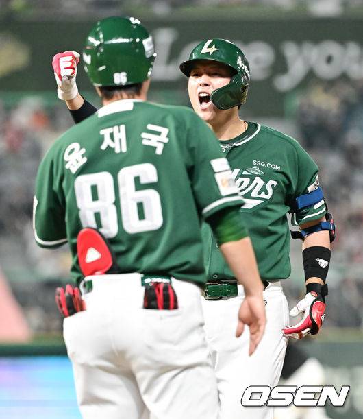 [OSEN=인천, 박준형 기자 ] 25일 오후 인천 SSG랜더스필드에서 프로야구 SSG 랜더스와 KT 위즈의 경기가 진행됐다.이날 경기에서 SSG은 화이트를 KT는 고영표를 선발투수로 내세웠다.5회말 1사 2,3루 SSG 조형우가 2타점 적시타를 날린뒤 기뻐하고 있다.  2025.09.25 / soul1014@osen.co.kr