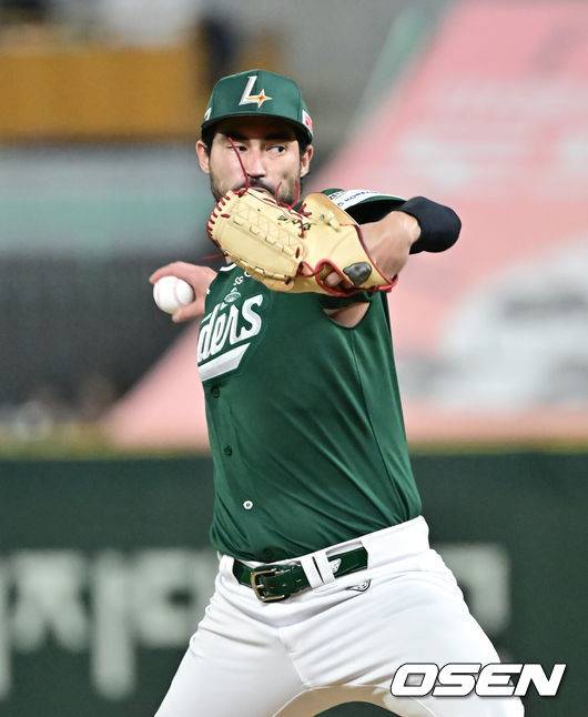 [OSEN=인천, 박준형 기자 ] 25일 오후 인천 SSG랜더스필드에서 프로야구 SSG 랜더스와 KT 위즈의 경기가 진행됐다.이날 경기에서 SSG은 화이트를 KT는 고영표를 선발투수로 내세웠다.4회초 SSG 선발투수 화이트가 역투하고 있다.  2025.09.25 / soul1014@osen.co.kr