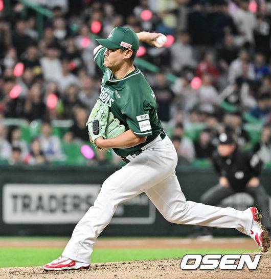 [OSEN=인천, 박준형 기자 ] 25일 오후 인천 SSG랜더스필드에서 프로야구 SSG 랜더스와 KT 위즈의 경기가 진행됐다.이날 경기에서 SSG은 화이트를 KT는 고영표를 선발투수로 내세웠다.7회초 SSG 노경은이 역투하고 있다.  2025.09.25 / soul1014@osen.co.kr