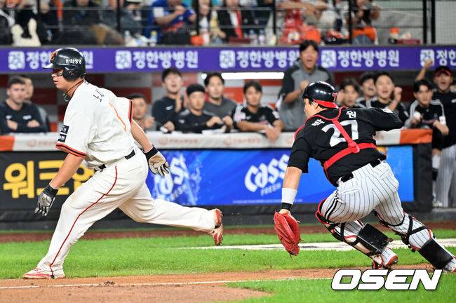 [OSEN=대전, 민경훈 기자] 26일 오후 대전 한화생명볼파크에서 2025 신한 SOL Bank KBO리그 한화 이글스와 LG 트윈스의 경기가 열렸다.한화는 류현진, LG는 치리노스를 선발 투수로 내세웠다.6회말 1사 주자 2,3루 한화&nbsp;하주석&nbsp;번트 때 런다운에 걸렸던 3루 주자&nbsp;노시환이 LG 박동원이 빈 글러브로 태그하는 바람에 득점에 성공하고 있다. 2025.09.26 /rumi@osen.co.kr