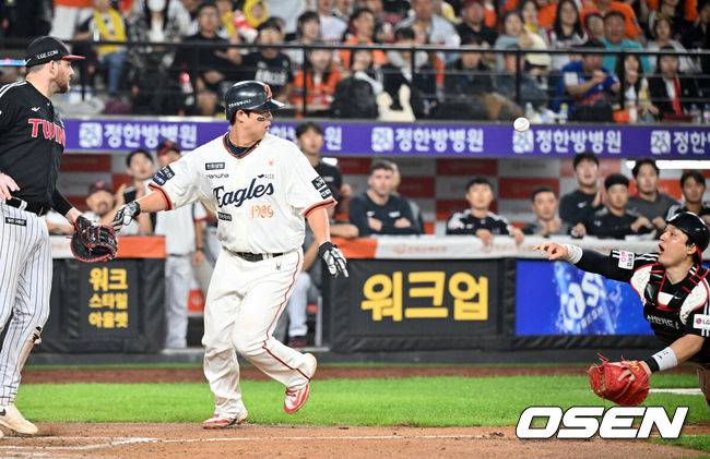 [OSEN=대전, 민경훈 기자] 26일 오후 대전 한화생명볼파크에서 2025 신한 SOL Bank KBO리그 한화 이글스와 LG 트윈스의 경기가 열렸다.한화는 류현진, LG는 치리노스를 선발 투수로 내세웠다.7회말 1사 주자 2,3루 한화&nbsp;하주석&nbsp;번트 때 런다운에 걸렸던 3루 주자&nbsp;노시환이 LG 박동원이 빈 글러브로 태그하는 바람에 홈을 밟으며 득점에 성공하고 있다. 2025.09.26 /rumi@osen.co.kr