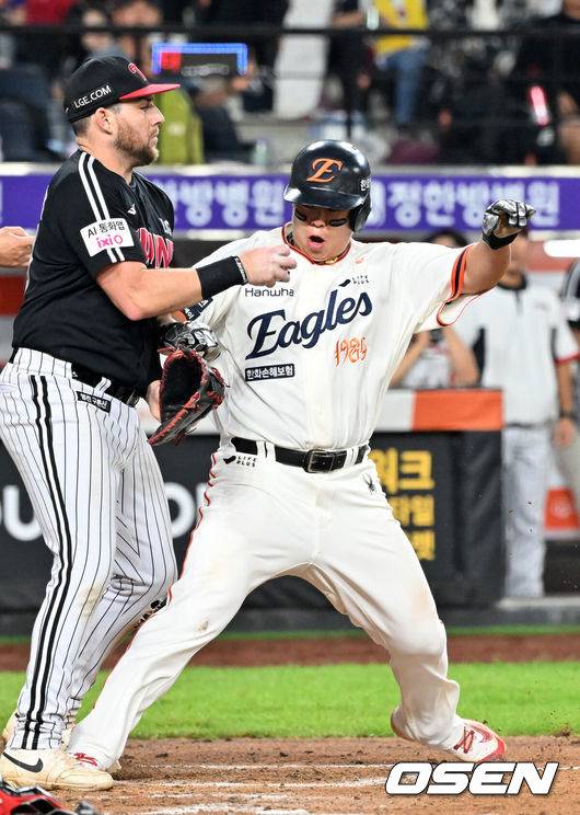 [OSEN=대전, 민경훈 기자] 26일 오후 대전 한화생명볼파크에서 2025 신한 SOL Bank KBO리그 한화 이글스와 LG 트윈스의 경기가 열렸다.한화는 류현진, LG는 치리노스를 선발 투수로 내세웠다.7회말 1사 주자 2,3루 한화&nbsp;하주석&nbsp;번트 때 런다운에 걸렸던 3루 주자&nbsp;노시환이 LG 박동원이 빈 글러브로 태그하는 바람에 홈을 밟으며 득점에 성공하고 있다. 2025.09.26 /rumi@osen.co.kr