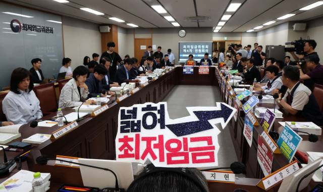 ▲지난 6월 10일 정부세종청사에서 내년도 최저임금을 결정할 최저임금위원회 4차 전원회의가 열리고 있다. ⓒ연합뉴스