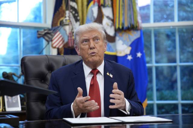 ▲ 도널드 트럼프 미국 대통령이 25일(현지시간) 백악관 집무실에서 틱톡에 관한 행정명령에 서명한 후 기자들의 질문에 답하고 있다. ⓒUPI=연합뉴스