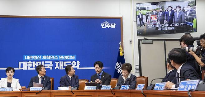 민주당 정청래 대표, 4년 전 국민의힘 시위 장면 보는 모습 (왼쪽에서 두 번째, 지난 24일)