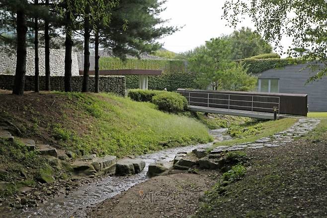 박수근기념전시관 입구 맞은편 모습. 건물 앞으로 개울이 흘러 그의 그림 속 ‘빨래터’를 세트로 재현한 듯하다.