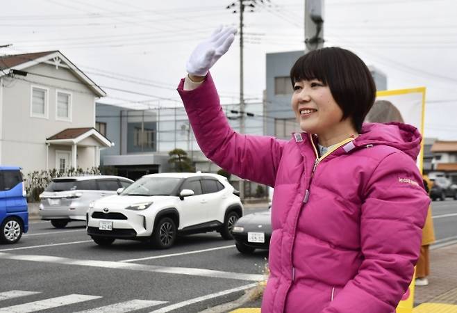 군마현 마에바라시의 신임 시장으로 당선된 오가와 아키라 후보가 지난 5일 시내에서 손을 흔들며 인사하고 있는 모습. 2024.2.6 교도 연합뉴스