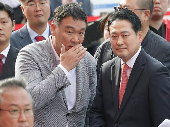 정희용 사무총장-장동혁 대표 - 정희용 (왼쪽) 국민의힘 사무총장이 21일 대구 동대구역 광장에서 열린 ‘야당탄압 국민 규탄대회’에서 장동혁 대표와 대화하고 있다. 정희용 의원 페이스북