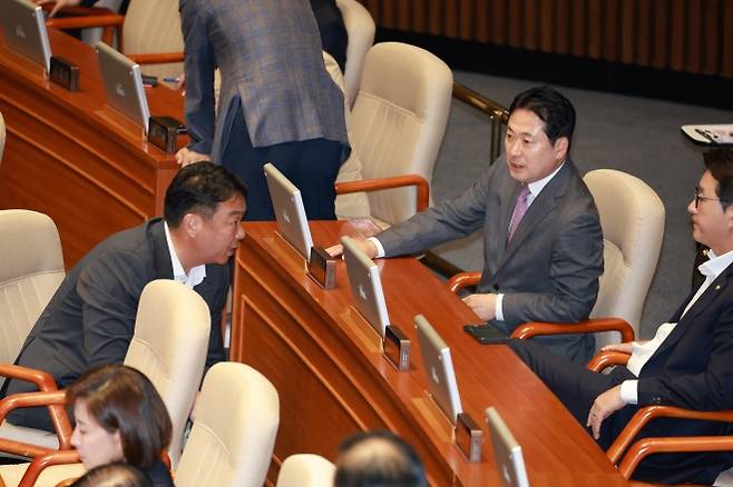 대화하는 장동혁 대표와 의원들 - 국민의힘 장동혁 대표와 정희용 사무총장 등 의원들이 25일 서울 여의도 국회에서 열린 제429회 국회(정기회) 제9차 본회의에서 대화하고 있다. 뉴시스