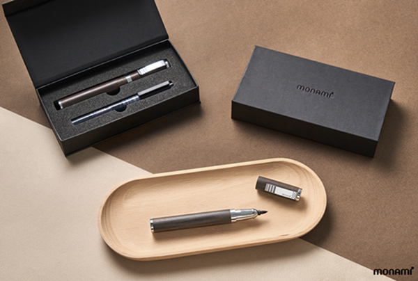 문구기업 모나미가 고급스러운 디자인과 견고한 내구성을 갖춘 프리미엄 ‘모나미 서명용 펜’을 30일부터 1000세트 한정으로 선보인다고 26일 밝혔다. 모나미 제공