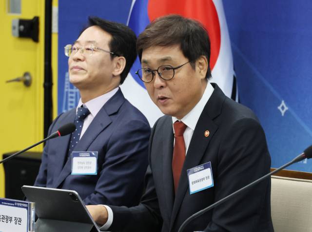 최휘영 문화체육관광부 장관이 25일 서울 중구 한국관광공사 서울센터에서 열린 제10차 국가관광전략회의에서 안건 보고를 하고 있다. 연합뉴스