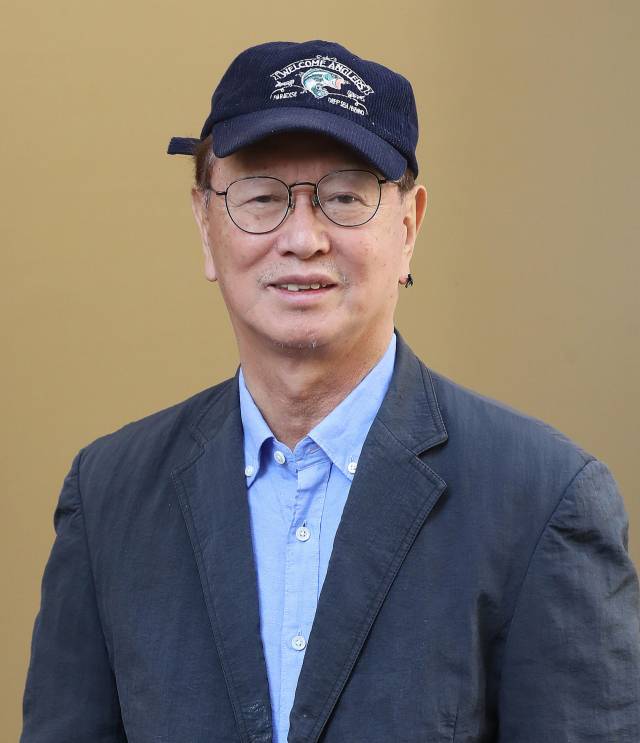 '개그계 대부'로 불리던 코미디언 전유성이 25일 별세했다. 향년 76세. 대한민국방송코미디언협회에 따르면 전유성은 폐기흉 증세가 악화하면서 이날 오후 9시 5분께 세상을 떠났다. 빈소는 서울아산병원에 마련될 예정이다. 연합뉴스