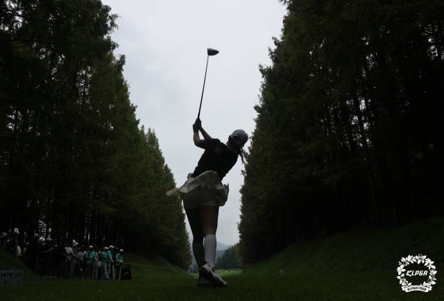 티샷을 하고 있는 박현경. 사진 제공=KLPGA