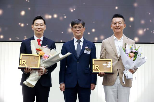신재하(왼쪽) 에이피알 부사장, 김성운(오른쪽) 실리콘투 대표이사가 ‘2025 한국IR대상’에서 대상을 수상하고 김기경 한국거래소 부이사장과 기념 촬영을 하고 있다. 사진 제공=한국거래소