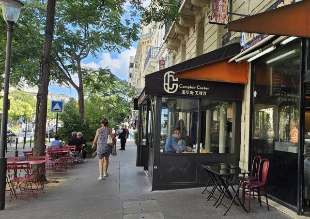 프랑스 파리 13구에 위치한 한식당 ‘꽁뚜아 꼬레앙’에서 9일 프랑스 현지인들이 점심 식사를 하고 있다. 파리=박신원 기자