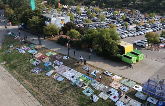 서울 여의도 한강공원 일대에서 열리는 '서울세계불꽃축제 2025'를 하루 앞둔 26일 행사장 주변에 시민들이 돗자리를 펴두고 자리를 선점하고 있다. 2025.9.26. 연합뉴스