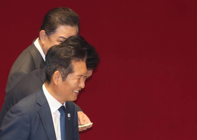 정청래 더불어민주당 대표가 26일 서울 여의도 국회 본회의에서 정부조직법 개정안에 대한 필리버스터 종결 동의를 표결하는 투표를 한 뒤 이동하고 있다. 연합뉴스