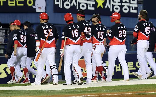 KIA는 25일 2025시즌 포스트시즌 탈락을 확정했다. 팀은 지난해 통합 우승을 차지했지만, 직후 시즌 곧바로 PS 경쟁에서 탈락하는 아픔을 맛봤다.｜뉴시스