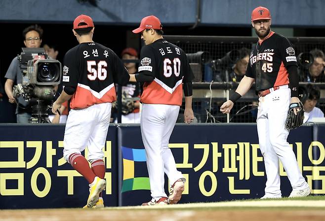 KIA는 25일 2025시즌 포스트시즌 탈락을 확정했다. 팀은 지난해 통합 우승을 차지했지만, 직후 시즌 곧바로 PS 경쟁에서 탈락하는 아픔을 맛봤다.｜뉴시스
