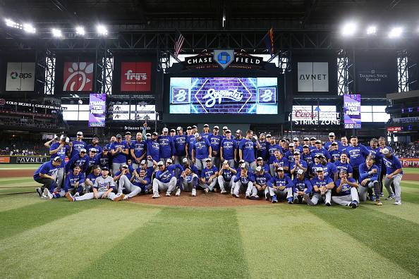 LA다저스 선수단이 26일 애리조나전 승리로 내셔널리그 서부지구 1위를 확정지은 뒤 기념사진을 찍고 있다. 게티이미지