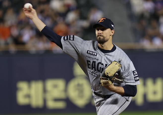 25일 서울 송파구 잠실구장에서 열린 프로야구 2025 신한 SOL 뱅크 KBO리그 한화 이글스와 두산 베어스의 경기. 한화 선발 라이언 와이스가 힘차게 공을 던지고 있다. 연합뉴스