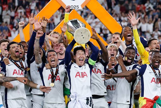 우승컵을 드는 손흥민.  AFP연합뉴스