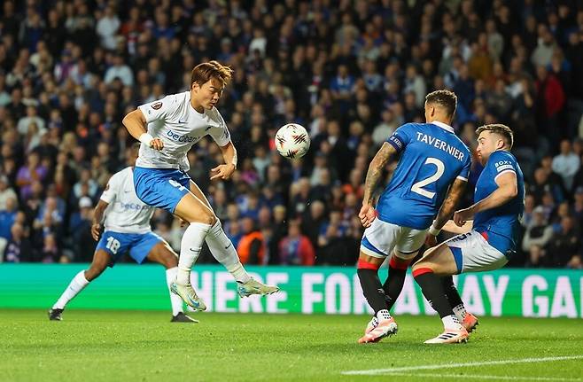 ▲ 오현규는 9월 A매치로 대표팀에 합류한 뒤 헹크로 복귀한다. 이적 변수로 흔들린 멘털을 다잡고 시즌 초반부터 골과 존재감으로 의구심을 지워야 한다. 분데스리가든, 다른 5대 리그든 기회는 다시 온다. 내년 여름에는 월드컵이 있어 헹크에서 더 출전 시간을 늘리고 폼을 올린다면 더 좋은 팀에 갈 수 있다. ⓒ 연합뉴스/EPA