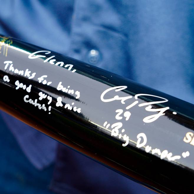 ▲ 칼 랄리가 60홈런 기념구를 잡은 팬 글렌 무티-드리스콜에게 선물한 방망이 ⓒ시애틀 매리너스 SNS