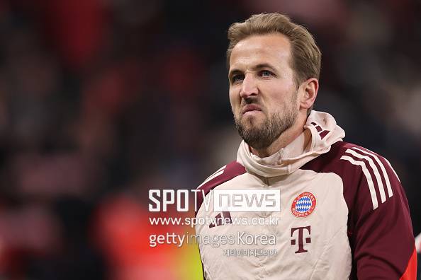 ▲ 토트넘이 케인을 뮌헨에 보낼 때 심어둔 ‘비밀 장치’도 주목된다. 바로 바이백 조항이다. 약 5400만 파운드(약 1018억 원)에 다시 데려올 수 있는 권리를 설정해둔 것이다. 이 조항은 단순한 법적 문구가 아니라 구단이 언젠가 케인을 다시 품겠다는 강한 의지를 담은 장치였다. 최근 뮌헨 막스 에베를 단장도&nbsp;기자회견에서 이 사실을 사실상 인정했다.&nbsp;“케인은 스스로 미래를 결정할 만큼 성숙한 선수다. 조항이 있든 없든&nbsp;선택은 그의 몫”이라고 밝혔다.